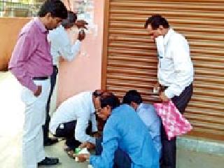 The three slots of their own owners have been sealed by the corporation | स्वत:च्या मालकीच्या तीन गाळ्यांना पालिकेनेच ठोकले सील The three slots of their own owners have been sealed by the corporation | स्वत:च्या मालकीच्या तीन गाळ्यांना पालिकेनेच ठोकले सील