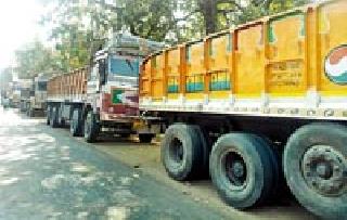 Transportation of iron ore in police constabulary | पोलीस बंदोबस्तात लोहखनिजाची वाहतूक Transportation of iron ore in police constabulary | पोलीस बंदोबस्तात लोहखनिजाची वाहतूक