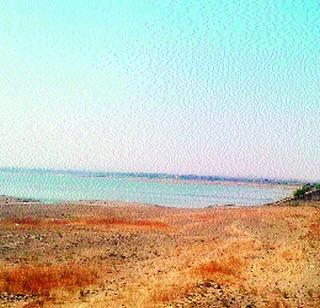 Thirst for 50 villages in the fort | मृतसाठा उपसून भागतेय ५० गावांची तहान Thirst for 50 villages in the fort | मृतसाठा उपसून भागतेय ५० गावांची तहान