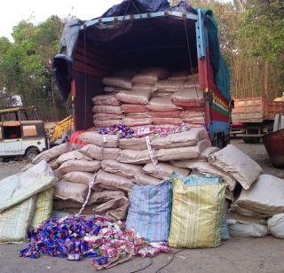 Two crores of gutka caught | दोन कोटींचा गुटखा पकडला Two crores of gutka caught | दोन कोटींचा गुटखा पकडला