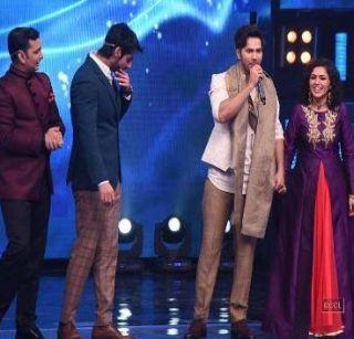 Varun Dhawan's trapped foot punch in the program | भर कार्यक्रमात वरुण धवनची फाटली पँट Varun Dhawan's trapped foot punch in the program | भर कार्यक्रमात वरुण धवनची फाटली पँट