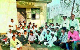 Locking the power station; Employees Kondale | वीज उपकेंद्राला ठोकले टाळे; कर्मचाऱ्यांना कोंडले Locking the power station; Employees Kondale | वीज उपकेंद्राला ठोकले टाळे; कर्मचाऱ्यांना कोंडले