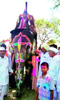 Hundreds of thousands of pilgrims visit the Nikhala | निऱ्हाळे येथे हजारो भाविकांची मांदियाळी