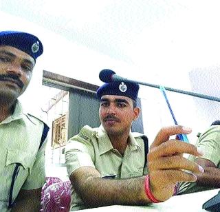 Inhuman torture to drunken man | नशेत फेरीवाल्याला अमानुष मारहाण