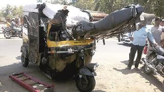 Both are serious in a strange accident in Udgat | उदगावात विचित्र अपघातात दोघे गंभीर Both are serious in a strange accident in Udgat | उदगावात विचित्र अपघातात दोघे गंभीर