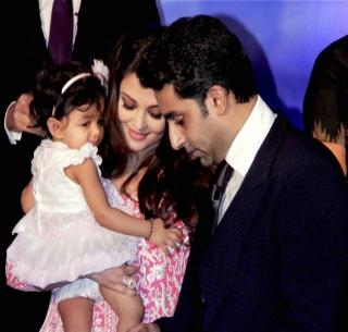 Ash-Abhishek spit on 'Aaradhya'? | अॅश-अभिषेकमध्ये 'आराध्या'वरून पडली ठिणगी? Ash-Abhishek spit on 'Aaradhya'? | अॅश-अभिषेकमध्ये 'आराध्या'वरून पडली ठिणगी?