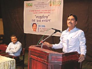 Uddhav-Chandrakant has done the dialogue without words | उद्धव-चंद्रकांतदादांमध्ये घडला शब्दांविना संवाद Uddhav-Chandrakant has done the dialogue without words | उद्धव-चंद्रकांतदादांमध्ये घडला शब्दांविना संवाद