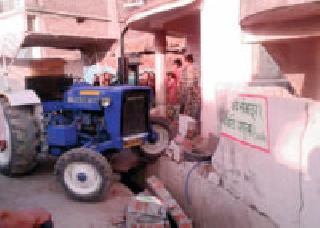 Ferryman entered the house and the wall fell | भरधाव ट्रॅक्टर घरात शिरला, भिंत पडली Ferryman entered the house and the wall fell | भरधाव ट्रॅक्टर घरात शिरला, भिंत पडली