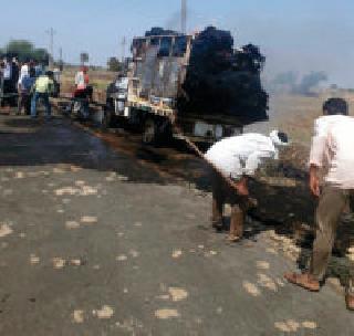 Fire full of weeds | तणस भरलेल्या चालत्या वाहनाला आग Fire full of weeds | तणस भरलेल्या चालत्या वाहनाला आग