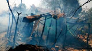 Four houses in Kodori were burnt in the fire | कोदोरी येथील चार घरे आगीत भस्मसात