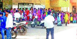 Range for housing scheme applications | आवास योजनेच्या अर्जांसाठी रांगा