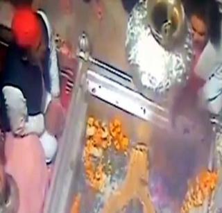 UP Election: Akhilesh Yadav sitting in the style of prayers to worship the Vishwanath temple | UP Election: विश्वनाथ मंदिरात पूजेसाठी नमाज पढण्याच्या शैलीत बसले अखिलेश यादव UP Election: Akhilesh Yadav sitting in the style of prayers to worship the Vishwanath temple | UP Election: विश्वनाथ मंदिरात पूजेसाठी नमाज पढण्याच्या शैलीत बसले अखिलेश यादव