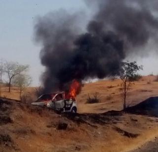 The car stuck in the Nagzari Ghat, the driver escaped from the moving car, the driver escaped | नागझरी घाटात कार पेटली,चालत्या गाडीतून उडी घेतल्याने चालक बचावला