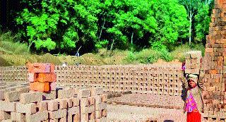Chimukale hands on the bricks! | वीटभट्ट्यांवर राबतात चिमुकले हात! Chimukale hands on the bricks! | वीटभट्ट्यांवर राबतात चिमुकले हात!