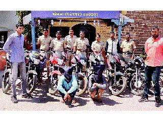 Two giggles from two thieves to capture | दोघा चोरट्यांकडून नऊ दुचाकी हस्तगत Two giggles from two thieves to capture | दोघा चोरट्यांकडून नऊ दुचाकी हस्तगत