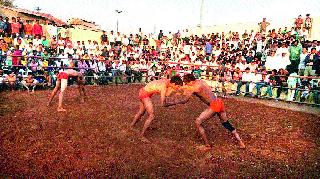 Wrestling riots in Devloli village | देवळाली गाव यात्रेत कुस्त्यांची दंगल Wrestling riots in Devloli village | देवळाली गाव यात्रेत कुस्त्यांची दंगल