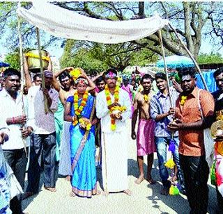 Marriage is held for two children for rain | पावसासाठी दोन मुलांचे लावले जाते लग्न Marriage is held for two children for rain | पावसासाठी दोन मुलांचे लावले जाते लग्न