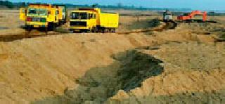 Pokaland sandy transportation from Eatan Sand Ghat | ईटान रेती घाटावरून पोकलँडने रेतीची वाहतूक