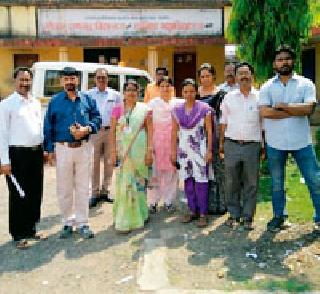 Three hours of education officer stops at the examination center | परीक्षा केंद्रावर शिक्षणाधिकाऱ्यांचा तीन तास ठिय्या Three hours of education officer stops at the examination center | परीक्षा केंद्रावर शिक्षणाधिकाऱ्यांचा तीन तास ठिय्या