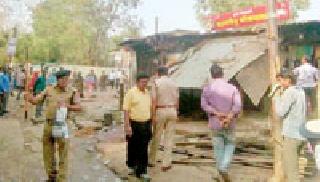 Railway station premises becomes encroachment free | रेल्वे स्थानक परिसर झाला अतिक्रमणमुक्त Railway station premises becomes encroachment free | रेल्वे स्थानक परिसर झाला अतिक्रमणमुक्त