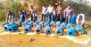 Dummies on illegal ammunition; 2.30 lacs of goods destroyed | अवैध दारूभट्ट्यांवर धाड; २.३० लाखांचा माल नष्ट Dummies on illegal ammunition; 2.30 lacs of goods destroyed | अवैध दारूभट्ट्यांवर धाड; २.३० लाखांचा माल नष्ट