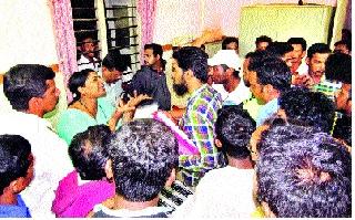 Official Spellover from Guardian Minister | पालकमंत्र्यांकडून अधिकारी फैलावर Official Spellover from Guardian Minister | पालकमंत्र्यांकडून अधिकारी फैलावर