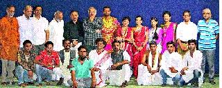 The students of Mirza's students won the hearts of the devotees | मिरजेच्या विद्यार्थी थिएटर्सने जिंकली रसिकांची मने The students of Mirza's students won the hearts of the devotees | मिरजेच्या विद्यार्थी थिएटर्सने जिंकली रसिकांची मने