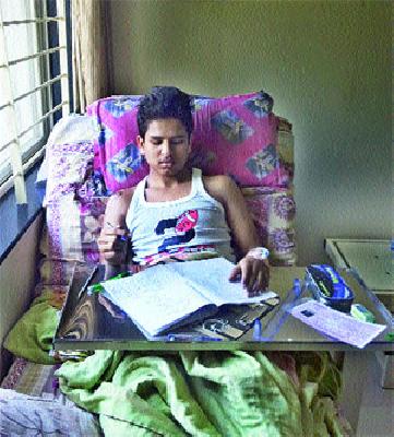 Paper given from the hospital to the accident victim | अपघातग्रस्त विद्यार्थ्याने रुग्णालयातून दिला पेपर