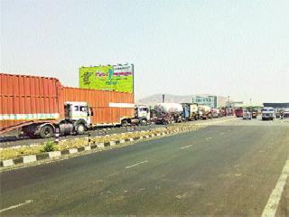 Vehicle holders to repair toll lanes! | टोल लेनच्या दुरुस्तीसाठी वाहनधारक वेठीस! Vehicle holders to repair toll lanes! | टोल लेनच्या दुरुस्तीसाठी वाहनधारक वेठीस!