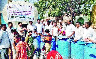 Water supply through tankers on self-purchase as the plan is closed | योजना बंद असल्याने स्वखर्चाने टॅँकरद्वारे पाणीपुरवठा Water supply through tankers on self-purchase as the plan is closed | योजना बंद असल्याने स्वखर्चाने टॅँकरद्वारे पाणीपुरवठा