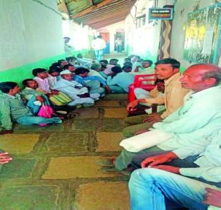 Angry farmer stabbed to tehsil office | संतप्त शेतक-यांनी मांडला तहसील कार्यालयात ठिय्या! Angry farmer stabbed to tehsil office | संतप्त शेतक-यांनी मांडला तहसील कार्यालयात ठिय्या!