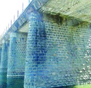 Dahanu road bridge dangerous | डहाणू रस्त्यावरील पूल धोकादायक Dahanu road bridge dangerous | डहाणू रस्त्यावरील पूल धोकादायक