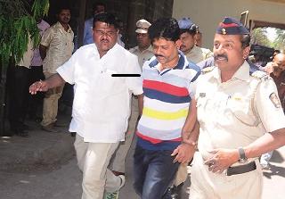 Fugitive doctor arrested in Khidrapurra | फरार डॉक्टर खिद्रापुरेला अखेर अटक