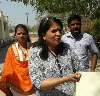 VIDEO: Anjali Damania and the former minister's helpers, | VIDEO : अंजली दमानिया व माजी मंत्र्यांच्या स्वीय सहाय्यकाची तू तू मैं मै VIDEO: Anjali Damania and the former minister's helpers, | VIDEO : अंजली दमानिया व माजी मंत्र्यांच्या स्वीय सहाय्यकाची तू तू मैं मै