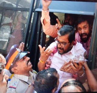 VIDEO: 'Swabhimani' aggressor for the agitation, Raju Shetty is in police custody | VIDEO : कांदा आंदोलनासाठी 'स्वाभिमानी' आक्रमक, राजू शेट्टी पोलिसांच्या ताब्यात
