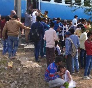 Bhopal-Ujjain passenger train blast, 4 injured | भोपाळ-उज्जैन पॅसेंजर ट्रेनमध्ये स्फोट, 4 जखमी Bhopal-Ujjain passenger train blast, 4 injured | भोपाळ-उज्जैन पॅसेंजर ट्रेनमध्ये स्फोट, 4 जखमी