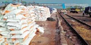 Incessant rains and hail storms | अवकाळी पाऊस व गारपिटीने झोडपले Incessant rains and hail storms | अवकाळी पाऊस व गारपिटीने झोडपले