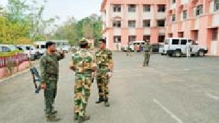 Security in the District Court: | जिल्हा न्यायालयातील सुरक्षा :