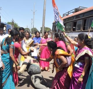 Combustion of the symbolic statue of MLA Kanakwali MLA Prashant Nirvana | कणकवलीत आमदार प्रशांत परिचारक यांच्या प्रतीकात्मक पुतळ्याचे दहन Combustion of the symbolic statue of MLA Kanakwali MLA Prashant Nirvana | कणकवलीत आमदार प्रशांत परिचारक यांच्या प्रतीकात्मक पुतळ्याचे दहन