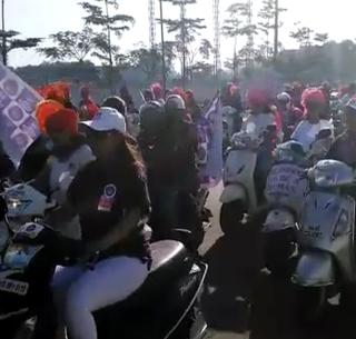 VIDEO: Un-housewife, riding a car ride on a carriage woman | VIDEO : अन गृहिणी, कामकरी महिला झाल्या मोटार सायकलवर स्वार