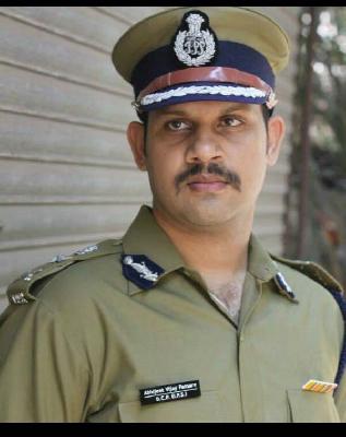 After IPS officer, the IPS officer was arrested in Nashik | पुण्यापाठोपाठ नाशिकमध्येही तोतया आयपीएस अधिकारी ताब्यात After IPS officer, the IPS officer was arrested in Nashik | पुण्यापाठोपाठ नाशिकमध्येही तोतया आयपीएस अधिकारी ताब्यात