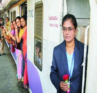 Specially local women run on Harbor | हार्बरवर धावली महिला विशेष लोकल Specially local women run on Harbor | हार्बरवर धावली महिला विशेष लोकल