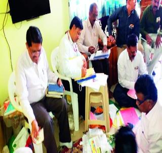 Lack of millions of ill-fated houses in an illegal lobbying | अवैध सावकाराच्या घरी लाखोंचे घबाड Lack of millions of ill-fated houses in an illegal lobbying | अवैध सावकाराच्या घरी लाखोंचे घबाड