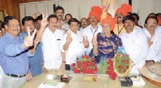 Deshmukh boosts office bearers with Guardian Minister | पालकमंत्र्यांसह देशमुखांनी वाढविला पदाधिकाऱ्यांचा उत्साह