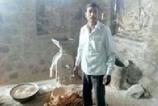 The Sarpanch of Yellapur Thatla Samaj Bhavana world | येल्लापूरच्या सरपंचाने थाटला समाज भवनात संसार The Sarpanch of Yellapur Thatla Samaj Bhavana world | येल्लापूरच्या सरपंचाने थाटला समाज भवनात संसार