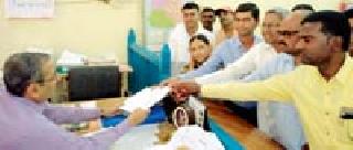 Road to farmers obstructed by railways | रेल्वेने अडविला शेतकऱ्यांचा रस्ता