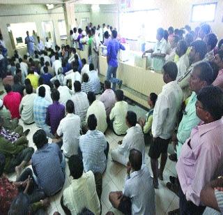 Angry workers strike Mathadi temple | संतप्त कामगारांची माथाडी भवनवर धडक