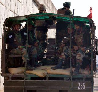 After the posting of Pathankot and Uri, | पठाणकोट, उरीनंतरही संरक्षण मंत्रालय बेफिकीर After the posting of Pathankot and Uri, | पठाणकोट, उरीनंतरही संरक्षण मंत्रालय बेफिकीर