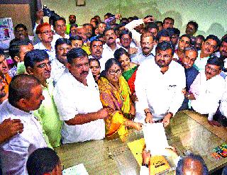 BJP-Congress front in front | भाजपा-कॉँग्रेस आघाडीत सामना BJP-Congress front in front | भाजपा-कॉँग्रेस आघाडीत सामना