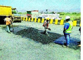 Dump patch of bridges | पुलाच्या भगदाडास डांबरी ठिगळ